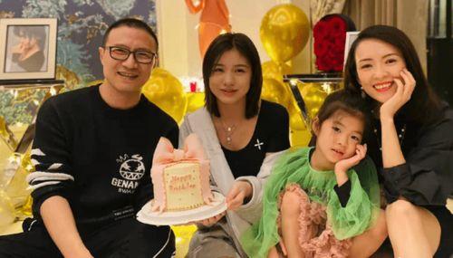 大妈羞涩吃瓜唱歌