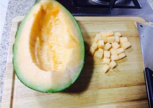 白蜗牛吃哈密瓜