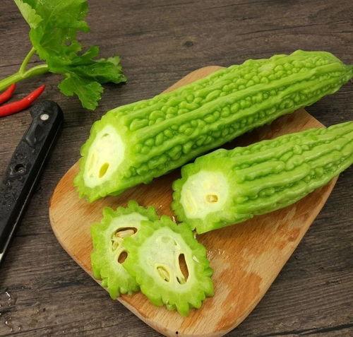 酒搭子吃瓜,共享欢乐时光